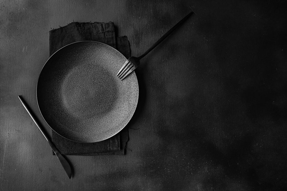 Geschirr mit dunklem Thema